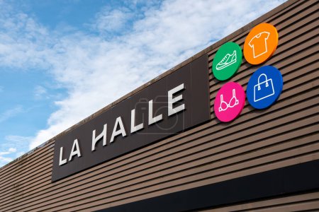 Téléchargez les photos : Anglet, France - 26 avril 2023 : Signe et logo d'un magasin La Halle, une entreprise française spécialisée dans la vente au détail de vêtements, chaussures et accessoires pour toute la famille - en image libre de droit