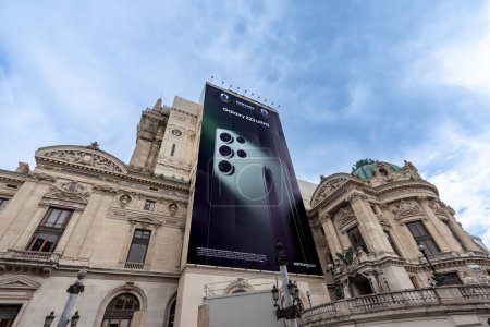 Foto de París, Francia - 4 de mayo de 2023: Cartelera publicitaria gigante Samsung Galaxy S23 Ultra que cubre los andamios de las obras de restauración de la fachada lateral de la Ópera Garnier en París, Francia - Imagen libre de derechos