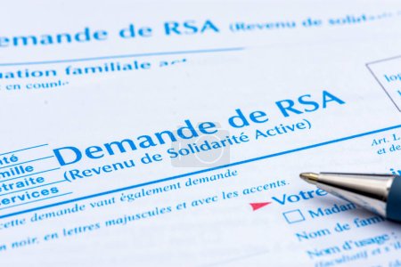 Foto de Clamart, Francia - 8 de mayo de 2023: Formulario de solicitud para RSA (Revenu de solidarite active), una asignación que proporciona a las personas sin recursos en Francia una renta mínima - Imagen libre de derechos