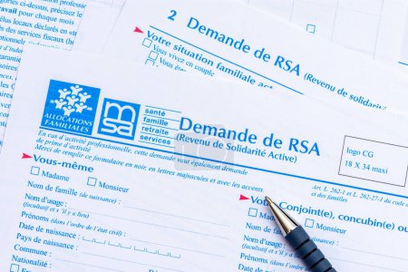 Téléchargez les photos : Clamart, France - 8 mai 2023 : Formulaire de demande de RSA (Revenu de solidarité active), une allocation permettant aux personnes sans ressources en France d'avoir un revenu minimum - en image libre de droit