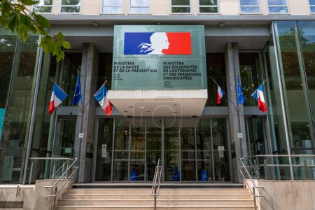 Téléchargez les photos : Paris, France - 4 juillet 2023 : Entrée du bâtiment abritant le Ministère de la Santé et de la Prévention ainsi que le Ministère de la Solidarité, de l'Autonomie et des Personnes Handicapées - en image libre de droit