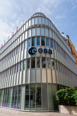 Téléchargez les photos : Paris, France - 4 juillet 2023 : Vue extérieure du siège de l'Agence spatiale européenne (ESA), agence spatiale internationale coordonnant des projets spatiaux menés conjointement par 22 pays européens - en image libre de droit