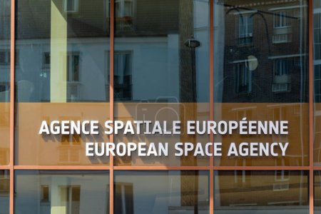 Téléchargez les photos : Paris, France - 4 juillet 2023 : Signature à l'entrée du siège de l'Agence Spatiale Européenne (ESA), agence spatiale internationale coordonnant les projets spatiaux de 22 pays européens - en image libre de droit