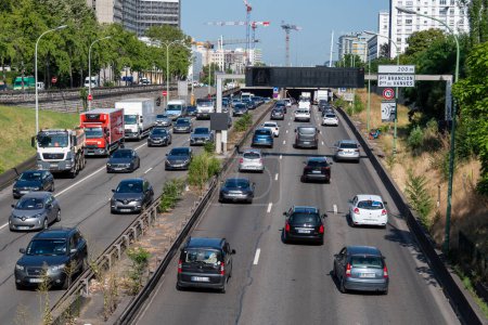 Foto de París, Francia - 6 de julio de 2023: Vista del tráfico de vehículos en el Boulevard Periférico de París en Porte Brancion y Porte de Vanves. El boulevard Peripherique es una carretera de circunvalación que rodea París - Imagen libre de derechos