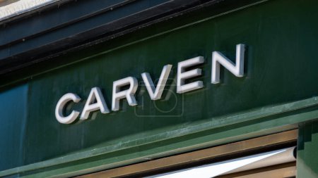 Téléchargez les photos : Paris, France - 11 juillet 2023 : Panneau commercial d'une boutique Carven dans le quartier des Champs-Élysées à Paris, France. Carven est une marque française de prêt-à-porter - en image libre de droit