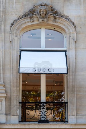 Téléchargez les photos : Paris, France - 11 juillet 2023 : Détail d'une boutique Gucci dans le quartier des Champs-Élysées à Paris, France. Gucci est une marque italienne spécialisée dans la mode et le luxe - en image libre de droit