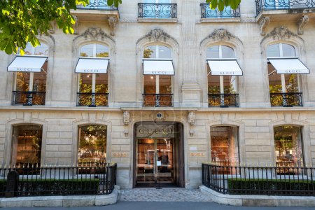 Téléchargez les photos : Paris, France - 11 juillet 2023 : Vue extérieure d'un magasin Gucci dans le quartier des Champs-Élysées à Paris, France. Gucci est une marque italienne spécialisée dans la mode et le luxe - en image libre de droit