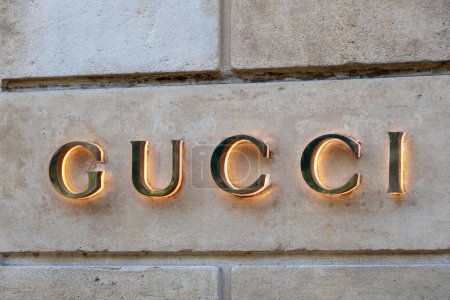 Téléchargez les photos : Paris, France - 11 juillet 2023 : Signature d'une boutique Gucci dans le quartier des Champs-Élysées à Paris, France. Gucci est une marque italienne spécialisée dans la mode et le luxe - en image libre de droit