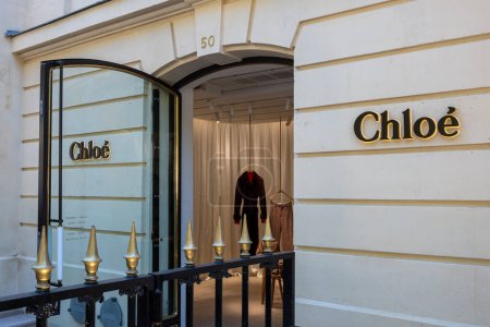 Téléchargez les photos : Paris, France - 11 juillet 2023 : Vue extérieure d'une boutique Chloé dans le quartier des Champs-Élysées à Paris, France. Chloe est une marque française spécialisée dans la mode et le luxe - en image libre de droit