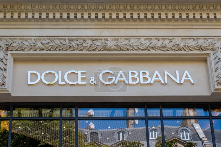 Téléchargez les photos : Paris, France - 11 juillet 2023 : Panneau extérieur d'un magasin Dolce et Gabbana dans le quartier des Champs-Élysées à Paris, France. Dolce and Gabbana est une marque italienne spécialisée dans la mode et le luxe - en image libre de droit