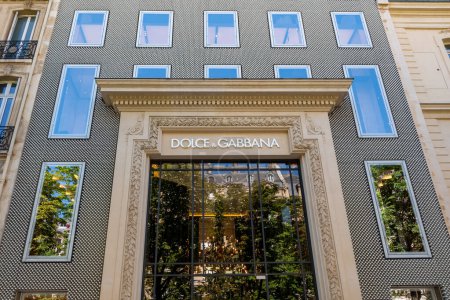 Téléchargez les photos : Paris, France - 11 juillet 2023 : Vue extérieure d'un magasin Dolce et Gabbana dans le quartier des Champs-Élysées à Paris, France. Dolce and Gabbana est une marque italienne spécialisée dans la mode et le luxe - en image libre de droit