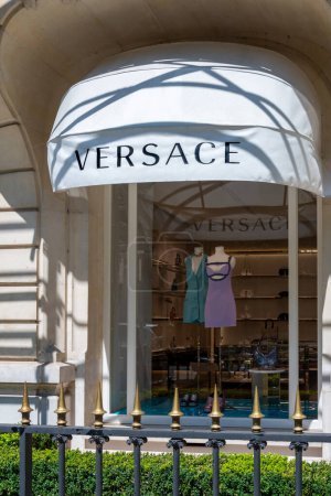Téléchargez les photos : Paris, France - 11 juillet 2023 : Vue extérieure d'un magasin Versace dans le quartier des Champs-Élysées à Paris, France. Versace est une marque italienne spécialisée dans la mode et le luxe - en image libre de droit