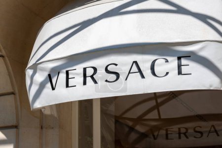 Téléchargez les photos : Paris, France - 11 juillet 2023 : Auvent extérieur d'un magasin Versace dans le quartier des Champs-Élysées à Paris, France. Versace est une marque italienne spécialisée dans la mode et le luxe - en image libre de droit