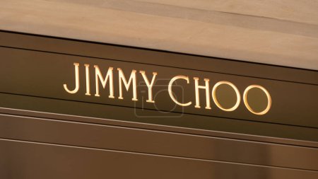 Téléchargez les photos : Paris, France - 11 juillet 2023 : Signature d'un magasin Jimmy Choo dans le quartier des Champs-Élysées à Paris, France. Jimmy Choo est une marque britannique spécialisée dans les chaussures de luxe - en image libre de droit