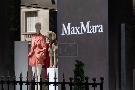 Téléchargez les photos : Paris, France - 11 juillet 2023 : Vue extérieure d'un magasin Max Mara dans le quartier des Champs-Élysées à Paris, France. Max Mara est une marque italienne spécialisée dans la mode vestimentaire - en image libre de droit