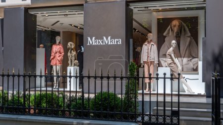 Téléchargez les photos : Paris, France - 11 juillet 2023 : Vue extérieure d'un magasin Max Mara dans le quartier des Champs-Élysées à Paris, France. Max Mara est une marque italienne spécialisée dans la mode vestimentaire - en image libre de droit
