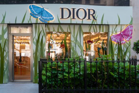 Téléchargez les photos : Paris, France - 11 juillet 2023 : Vue extérieure d'une boutique Dior dans le quartier des Champs-Élysées. Dior est une marque française de haute couture et de luxe fondée par le couturier Christian Dior - en image libre de droit