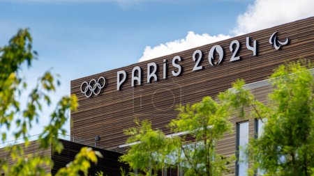 Foto de Saint-Denis, Francia - 17 de julio de 2023: Firma en la parte superior del edificio que alberga la sede del Comité Organizador de París para los Juegos Olímpicos y Paralímpicos de 2024 - Imagen libre de derechos