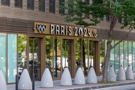 Foto de Saint-Denis, Francia - 17 de julio de 2023: Entrada al edificio que alberga la sede del Comité Organizador de París para los Juegos Olímpicos y Paralímpicos de 2024 - Imagen libre de derechos