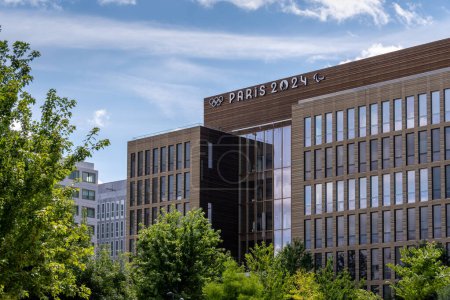 Téléchargez les photos : Saint-Denis, France - 17 juillet 2023 : Vue extérieure du bâtiment abritant le siège du Comité d'organisation des Jeux Olympiques et Paralympiques de 2024 - en image libre de droit