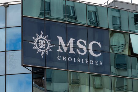 Foto de Montrouge, Francia - 19 de julio de 2023: Firma y logotipo en el edificio que alberga la sede de MSC Croisieres France, una compañía de cruceros especializada en cruceros, ferries y navegación turística - Imagen libre de derechos