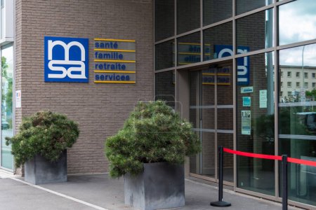 Foto de Gentilly, France - July 19, 2023: Entrance to an agency of Mutualit sociale Agricole (MSA). The MSA is the compulsory social protection scheme for agricultural professions in France - Imagen libre de derechos