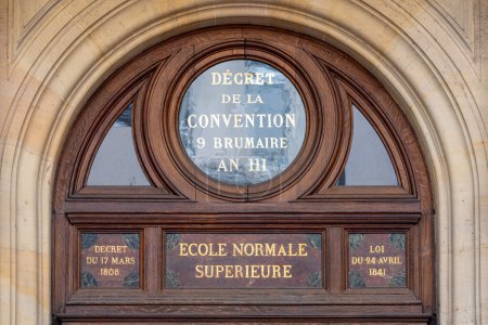 Téléchargez les photos : Paris, France - 21 juillet 2023 : Panneau à l'entrée du bâtiment historique de la prestigieuse Ecole Normale Superieure (ENS), également connue sous le nom de Normale Sup 'ou Ulm - en image libre de droit