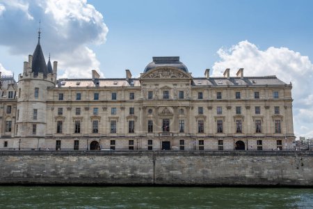 Foto de París, Francia - 21 de julio de 2023: Vista lejana del edificio que alberga la Cour de Cassation, el tribunal más alto del sistema judicial francés - Imagen libre de derechos