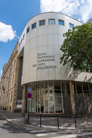 Foto de París, Francia - 21 de julio de 2023: Entrada a la Ecole nationale superieure des Arts Decoratifs (EnsAD, también conocida como Arts Decos ', Ecole des Arts Decoratifs), una famosa escuela francesa de arte y diseño - Imagen libre de derechos