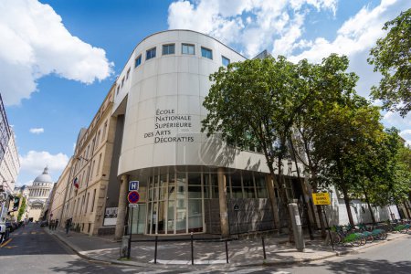 Foto de París, Francia - 21 de julio de 2023: Entrada a la Ecole nationale superieure des Arts Decoratifs (EnsAD, también conocida como Arts Decos ', Ecole des Arts Decoratifs), una famosa escuela francesa de arte y diseño - Imagen libre de derechos
