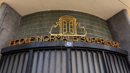 Téléchargez les photos : Paris, France - 21 juillet 2023 : Panneau au-dessus de l'entrée de la prestigieuse Ecole Normale Supérieure (ENS), également connue sous le nom de Normale Sup 'ou Ulm - en image libre de droit