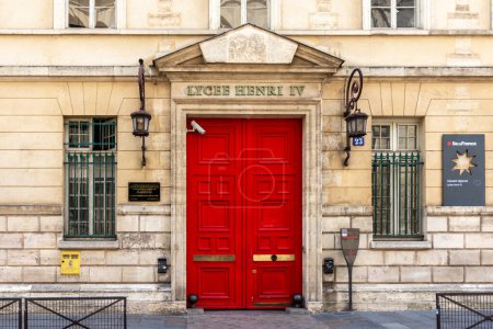 Foto de París, Francia - 21 de julio de 2023: Entrada al Liceo Henri IV, una institución pública de educación secundaria y superior ubicada en la rue Clovis, en el Barrio Latino de París - Imagen libre de derechos