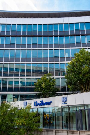 Téléchargez les photos : Rueil-Malmaison, France - 13 août 2023 : Façade du bâtiment abritant le siège français d'Unilever, une multinationale britannique présente dans les domaines de l'hygiène et des produits alimentaires - en image libre de droit