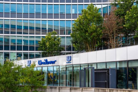 Téléchargez les photos : Rueil-Malmaison, France - 13 août 2023 : Vue extérieure du bâtiment abritant le siège français d'Unilever, une multinationale britannique présente dans les domaines de l'hygiène et de l'alimentation - en image libre de droit