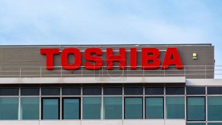 Téléchargez les photos : Rueil-Malmaison, France - 13 août 2023 : Signe et logo au sommet d'un bâtiment d'une filiale de Toshiba. Toshiba est un fabricant japonais de matériel électronique et informatique. - en image libre de droit
