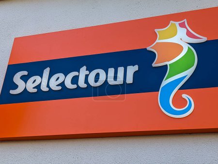 Foto de Montrouge, Francia - 17 de agosto de 2023: Firma y logotipo de una agencia de viajes Selectour. Selectour es una sociedad cooperativa francesa que forma una red de más de 1200 agencias de viajes - Imagen libre de derechos