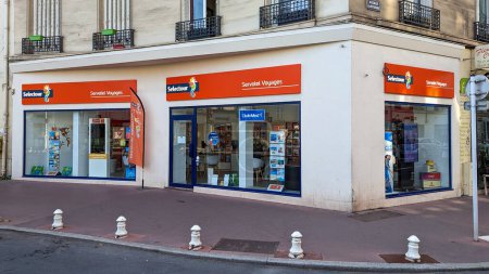 Foto de Montrouge, Francia - 17 de agosto de 2023: Vista exterior de una agencia de viajes Selectour. Selectour es una sociedad cooperativa francesa que forma una red de más de 1200 agencias de viajes - Imagen libre de derechos