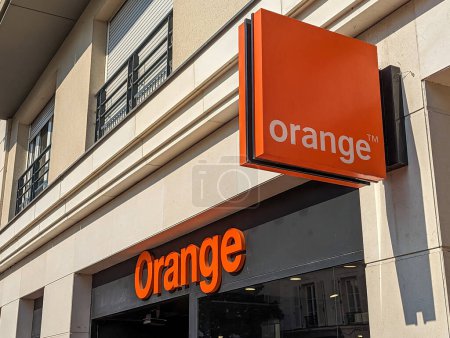 Foto de Montrouge, Francia - 17 de agosto de 2023: Firma y logotipo de una tienda Orange, anteriormente conocida como France Telecom, operador de telefonía móvil y uno de los principales proveedores de servicios de Internet franceses - Imagen libre de derechos