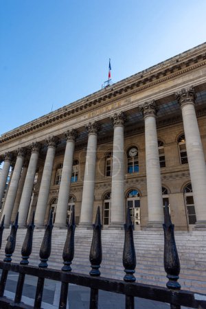 Téléchargez les photos : Paris, France - 15 septembre 2023 : Vue extérieure de la façade du Palais Brongniart, un bâtiment qui abritait auparavant la Bourse de Paris. Concepts des marchés financiers et de la finance mondiale - en image libre de droit