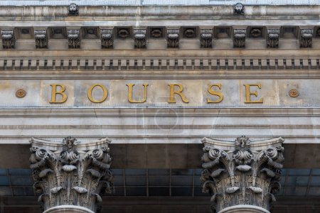 Foto de París, Francia - 15 de septiembre de 2023: Primer plano de la palabra "Bourse" ("Bolsa") escrita en francés en la fachada del Palais Brongniart, un edificio que anteriormente albergaba la Bolsa de París - Imagen libre de derechos