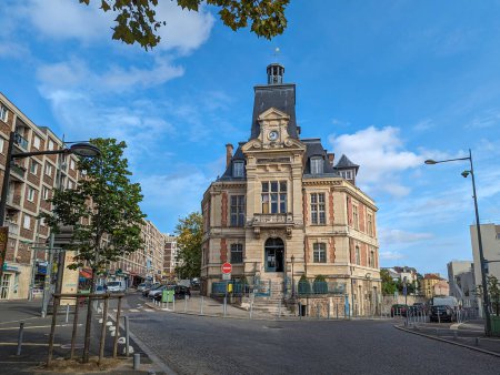 Foto de Arcueil, Francia - 28 de septiembre de 2023: Vista exterior del centro cultural Marius SIdobre, antiguo ayuntamiento de Arcueil, en el departamento de Val-de-Marne en la región de le-de-France, al sur de París - Imagen libre de derechos