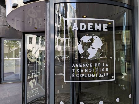 Téléchargez les photos : Montrouge, France - 28 septembre 2023 : Signature à l'entrée du bâtiment parisien de l'Agence française pour l'environnement et la maîtrise de l'énergie (ADEME) également connue sous le nom d'Agence de transition écologique - en image libre de droit