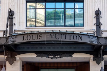 Téléchargez les photos : Paris, France - 2 octobre 2023 : Panneau à l'entrée du siège de Louis Vuitton. Louis Vuitton est une maison de mode française de luxe allant des sacs de luxe et articles en cuir au prêt-à-porter - en image libre de droit