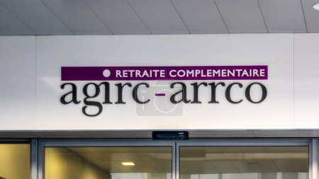 Téléchargez les photos : Paris, France - 6 octobre 2023 : Panneau et logo à l'entrée du siège d'Agirc-Arrco. Agirc-Arrco est l'organisme de retraite complémentaire des salariés du secteur privé en France - en image libre de droit