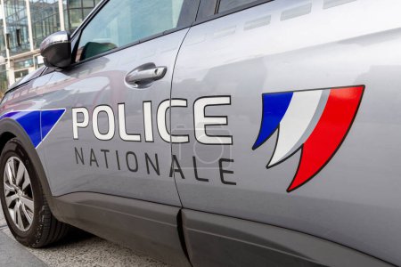 Téléchargez les photos : Puteaux, France - 9 octobre 2023 : Gros plan d'un marquage "Police Nationale" écrit en français sur le côté d'un véhicule de patrouille de la Police Nationale - en image libre de droit