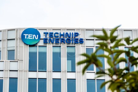 Foto de Nanterre, Francia - 9 de octubre de 2023: Firma y logotipo en la fachada de la sede de Technip Energies, una empresa de origen francés presente en la ingeniería para la industria energética, química y minería - Imagen libre de derechos