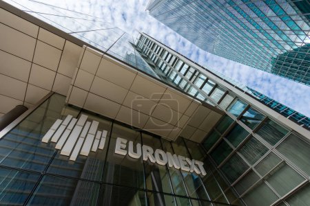 Téléchargez les photos : Courbevoie, France - 9 octobre 2023 : Panneau et logo à l'entrée du bâtiment Euronext dans le quartier des affaires de Paris La Défense. Euronext est la principale bourse de la zone euro - en image libre de droit