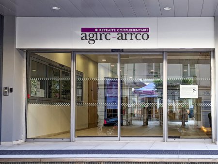 Foto de París, Francia - 6 de octubre de 2023: Entrada a la sede de Agirc-Arrco. Agirc-Arrco es la organización de pensiones complementarias para los trabajadores del sector privado en Francia - Imagen libre de derechos