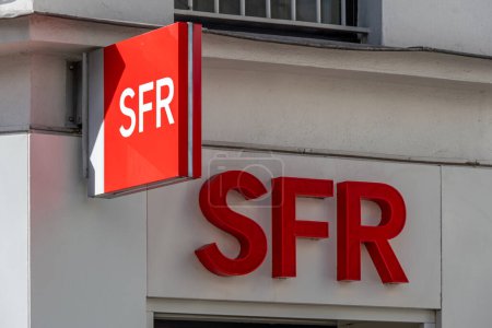 Foto de París, Francia - 19 de octubre de 2023: Señal y logotipo de una tienda SFR. SFR es una empresa francesa de telefonía móvil y telecomunicaciones, filial de Altice France - Imagen libre de derechos