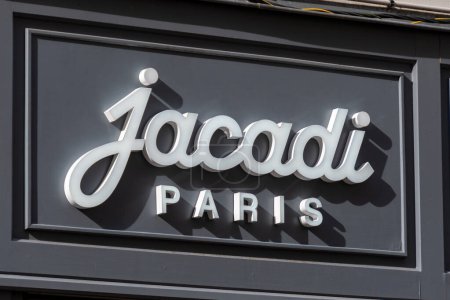 Foto de París, Francia - 19 de octubre de 2023: Signo comercial y logotipo de una boutique Jacadi. Jacadi es una empresa francesa de alta gama de ropa lista para usar y marca especializada en ropa infantil - Imagen libre de derechos